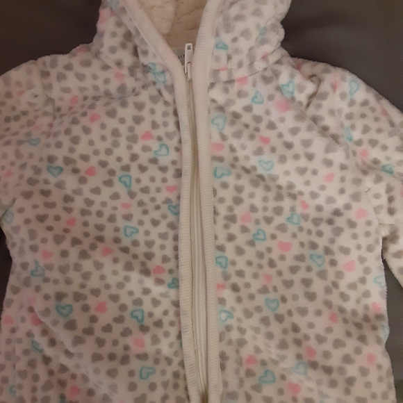 💕3 for 25💕 soft & adorable faux fur baby hoodie - Picture 3 of 9